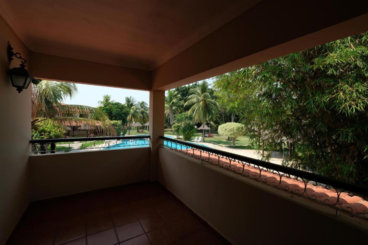El Pantanal Hotel & Resort Puerto Quijarro  Exteriör bild