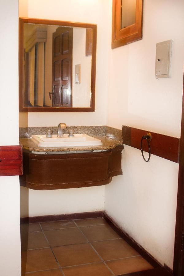 El Pantanal Hotel & Resort Puerto Quijarro  Exteriör bild
