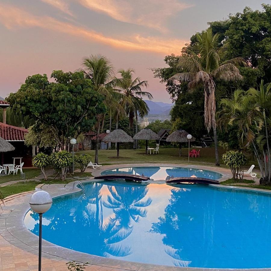 El Pantanal Hotel & Resort Puerto Quijarro  Exteriör bild