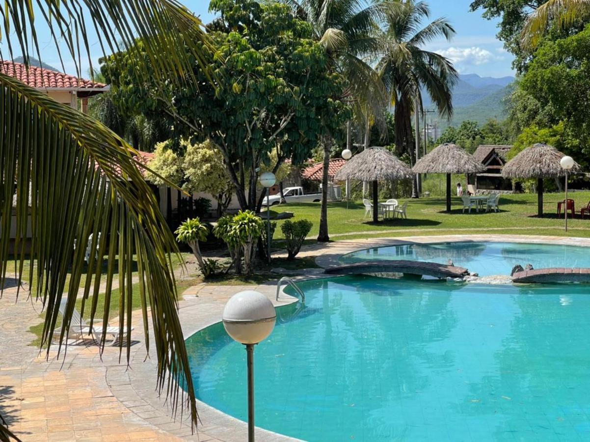 El Pantanal Hotel & Resort Puerto Quijarro  Exteriör bild